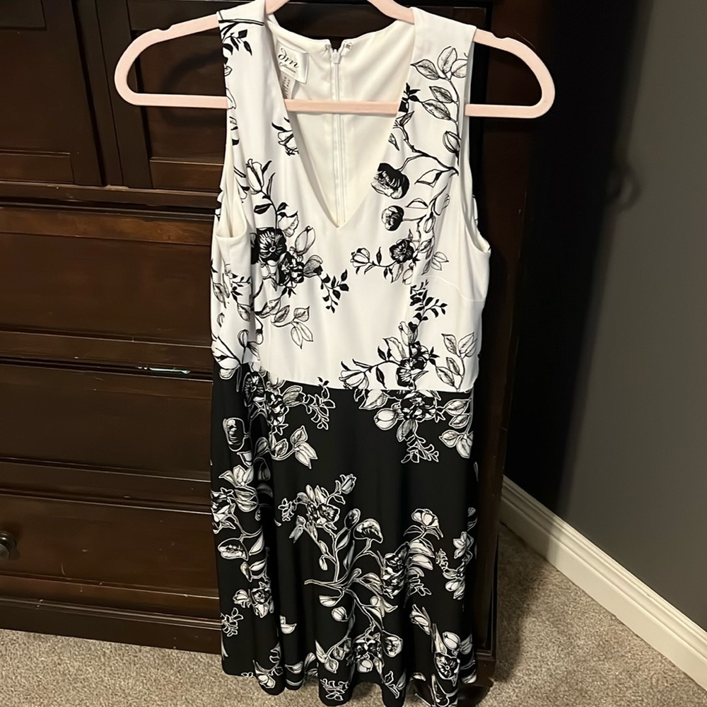 Mid thigh dress, very flattering